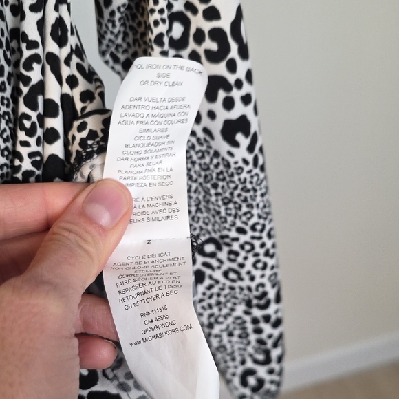 Michael Kors Black White Animal Print V-Neck Blouse Long Sleeve Women’s Size M - Picture 11 of 12